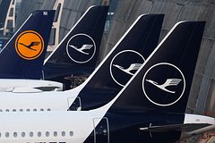 Самолет с сотнями пассажиров на борту развернулся в небе из-за необычного запаха