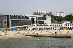Мужчина заманил 12-летнюю девочку в общественный туалет на курорте Европы и изнасиловал ее