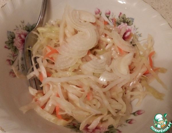 Квашеная капуста с кусочком ржаного хлеба